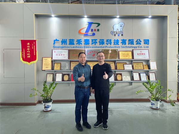 白云區(qū)物流商會領(lǐng)導(dǎo)與藍禾素合照